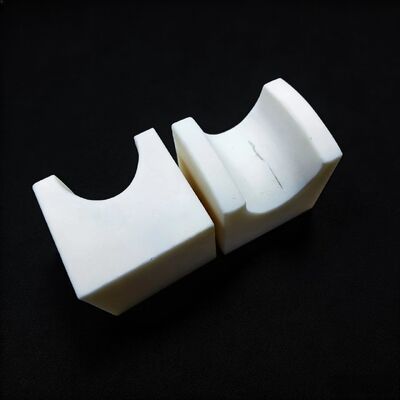 Youngs Modülü 200 ila 400 GPa Alümina Keramik Yüksek Dayanıklılık Bileşenleri için Dielektrik Gücü 18 ila 20 KVmm Sağlayan