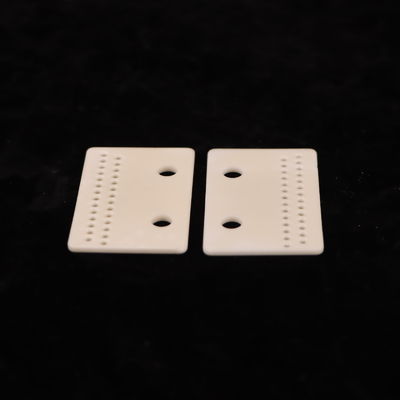 Dayanıklı ve Güçlü Uygulamalar için 8.9 X 10-6/K Termal Genleşme Alüminyum Oksit Seramiği