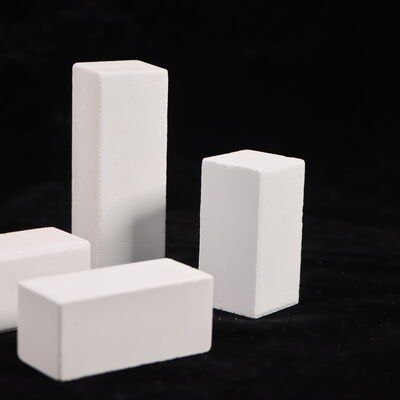 Soğuk ezme dayanıklılığı 90MPA'dan daha fazladır Endüstriyel fırın sistemlerinde performans için tasarlanmış korundum mullite ve yoğunluk 2.8gcm3'ten oluşan fırın direkleri