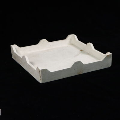 Dayanıklılık uzun süre. Seramik ve metalurji endüstrilerinde pişirme döngüleri sırasında yüksek kararlılığı korumak için tasarlanmış refrakter saggar.