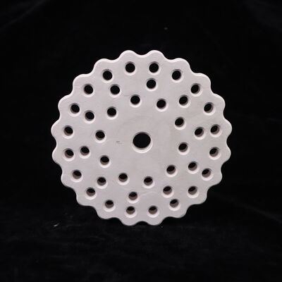 Termal iletkenlik 3.5 ila 4.5 watt/metre Kelvin olan, termal genleşme katsayısı 4.5 ila 5.5 çarpı 10 üzeri eksi 6/Kelvin ve porozitesi %15'in altında olan mullit seramik.