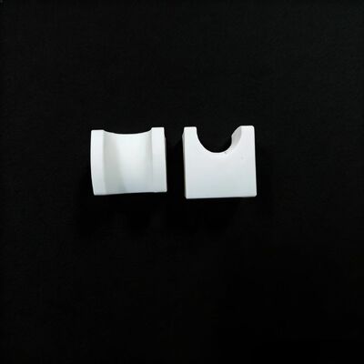 Youngs Modülü 200 ila 400 GPa Alümina Keramik Yüksek Dayanıklılık Bileşenleri için Dielektrik Gücü 18 ila 20 KVmm Sağlayan