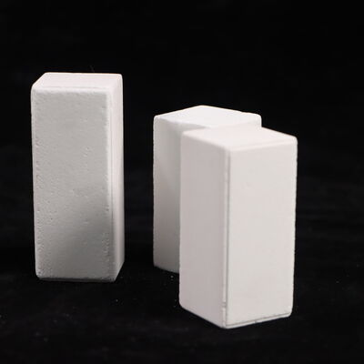 Soğuk ezme dayanıklılığı 90MPA'dan daha fazladır Endüstriyel fırın sistemlerinde performans için tasarlanmış korundum mullite ve yoğunluk 2.8gcm3'ten oluşan fırın direkleri